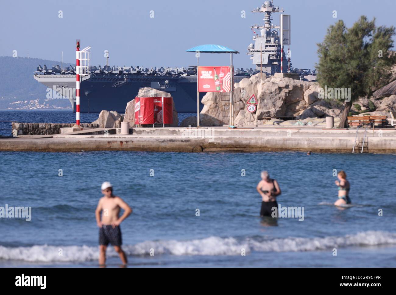 Split, Kroatien. 26. Juni 2023. Der amerikanische Flugzeugträger USS Gerald R. Ford (CVN-78) kam am 26. Juni 2023 in Split, Kroatien, an. Die USS Gerald R. Ford ist der modernste nuklearbetriebene Flugzeugträger. Sie ist mehr als 330 Meter lang und 76 Meter hoch mit 25 Decks. Die Baukosten betrugen 12,8 Milliarden Dollar, und weitere 4,7 Milliarden Dollar wurden für Forschung und Entwicklung ausgegeben. Er kann 75 Flugzeuge befördern. Die Besatzung, einschließlich des Flugpersonals, besteht aus etwa 4.500 Personen. Foto: Ivo Cagalj/PIXSELL Credit: Pixsell/Alamy Live News Stockfoto