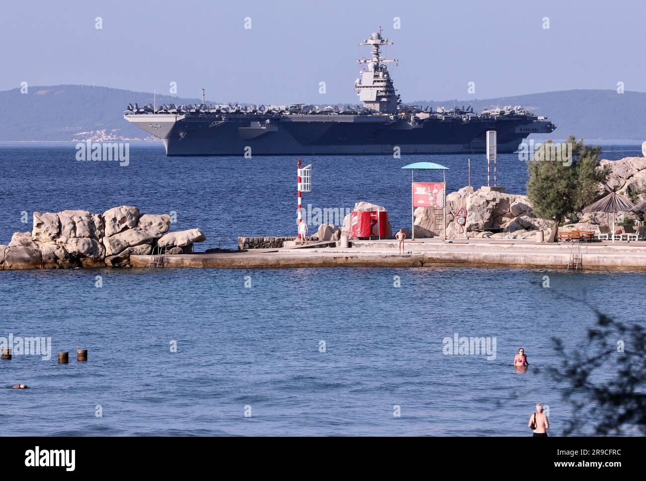 Split, Kroatien. 26. Juni 2023. Der amerikanische Flugzeugträger USS Gerald R. Ford (CVN-78) kam am 26. Juni 2023 in Split, Kroatien, an. Die USS Gerald R. Ford ist der modernste nuklearbetriebene Flugzeugträger. Sie ist mehr als 330 Meter lang und 76 Meter hoch mit 25 Decks. Die Baukosten betrugen 12,8 Milliarden Dollar, und weitere 4,7 Milliarden Dollar wurden für Forschung und Entwicklung ausgegeben. Er kann 75 Flugzeuge befördern. Die Besatzung, einschließlich des Flugpersonals, besteht aus etwa 4.500 Personen. Foto: Ivo Cagalj/PIXSELL Credit: Pixsell/Alamy Live News Stockfoto