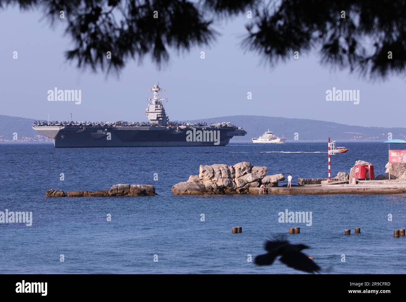 Split, Kroatien. 26. Juni 2023. Der amerikanische Flugzeugträger USS Gerald R. Ford (CVN-78) kam am 26. Juni 2023 in Split, Kroatien, an. Die USS Gerald R. Ford ist der modernste nuklearbetriebene Flugzeugträger. Sie ist mehr als 330 Meter lang und 76 Meter hoch mit 25 Decks. Die Baukosten betrugen 12,8 Milliarden Dollar, und weitere 4,7 Milliarden Dollar wurden für Forschung und Entwicklung ausgegeben. Er kann 75 Flugzeuge befördern. Die Besatzung, einschließlich des Flugpersonals, besteht aus etwa 4.500 Personen. Foto: Ivo Cagalj/PIXSELL Credit: Pixsell/Alamy Live News Stockfoto