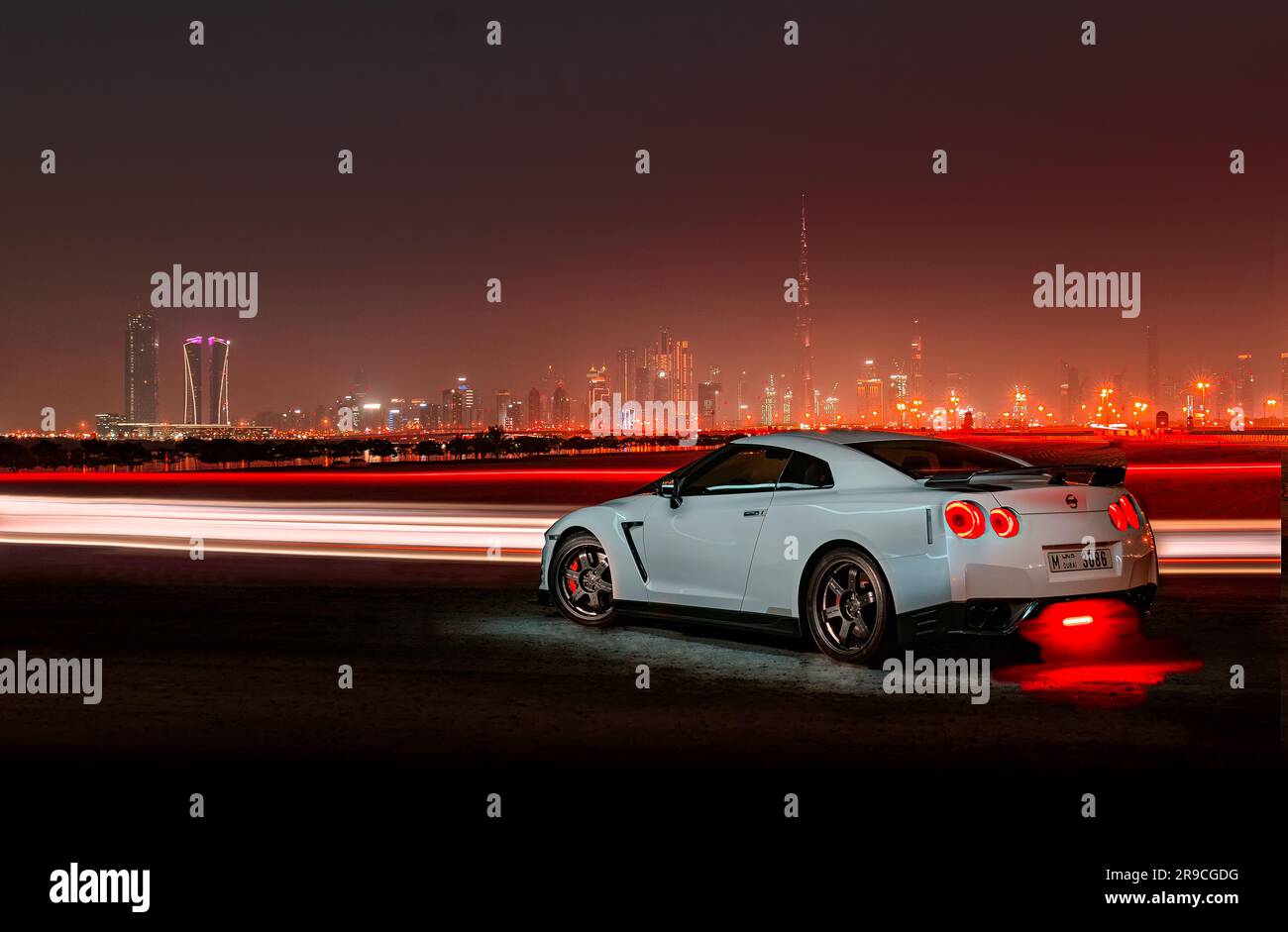 Nissan R35 GTR Lichtmalerei dubai Skyline Stockfoto