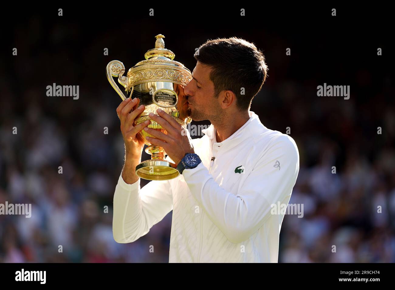 Aktenfoto vom 10.-07-2022 von Novak Djokovic feiert mit der Trophäe nach seinem Sieg über Nick Kyrgios. Nachdem Novak Djokovic Rafael Nadal verlassen hat, indem er seinen 23. Grand Slam bei den French Open gewann, wird er einen weiteren im Visier haben, wenn er an seinem glücklichen Jagdgebiet ankommt. Der Serbe hat die letzten vier Singles-Titel in Wimbledon gewonnen, und ein weiteres Jahr in diesem Jahr wird er Roger Federer auf Acht schlagen, während er im Herbst seiner Karriere alle Rekorde durchsucht. Ausgabedatum: Montag, 26. Juni 2023. Stockfoto