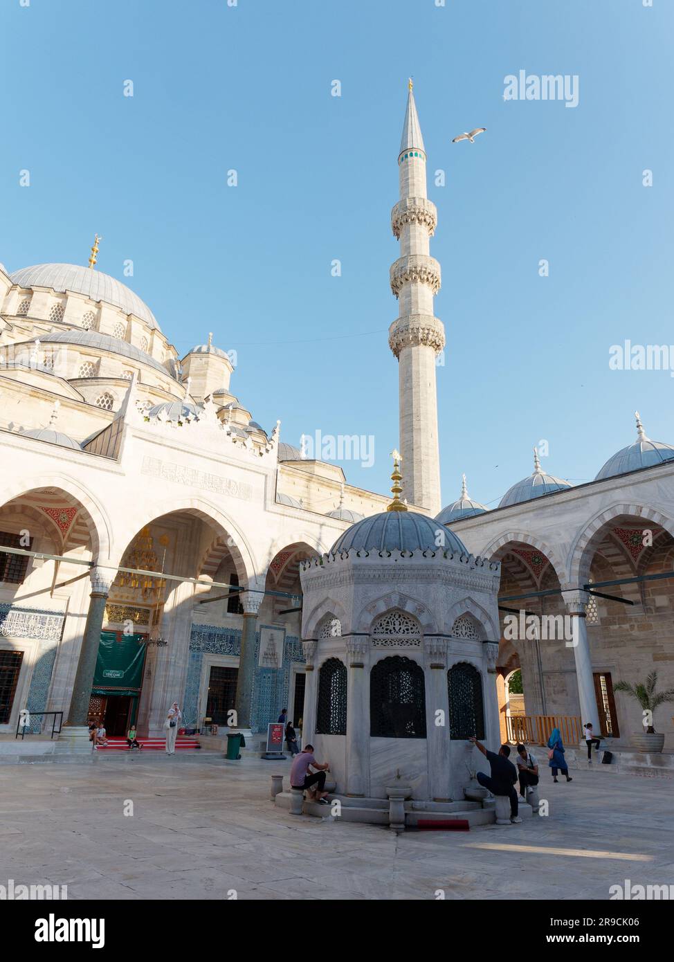 Die Leute waschen ihre Füße im Innenhof aka Sahn der Yeni Cami Moschee in Istanbul, Türkei Stockfoto