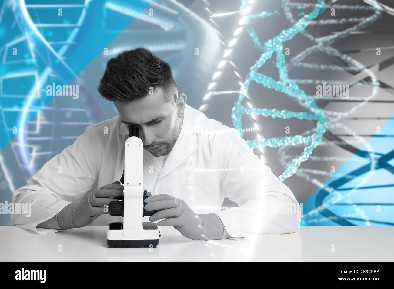 Gentests. Doppelbelichtung von Laborarbeitern mit dem Mikroskop am Tisch und Darstellung der DNA-Struktur Stockfoto