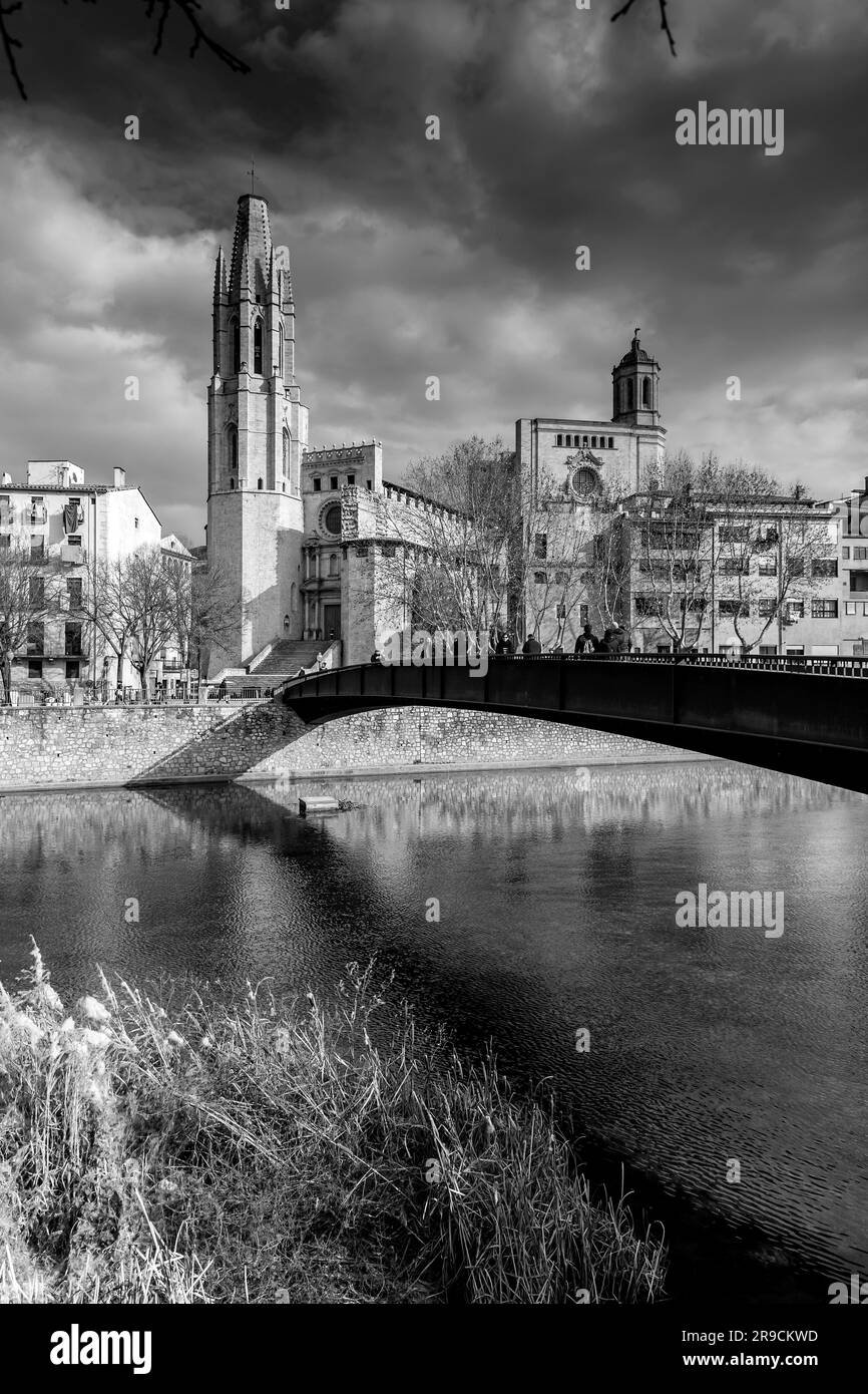 Girona, Katalonien, Spanien - 12. FEBRUAR 2022: Außenansicht der Kirche San Felix oder Sant Feliu am Placa de Catedral, Girona, Spanien. Stockfoto