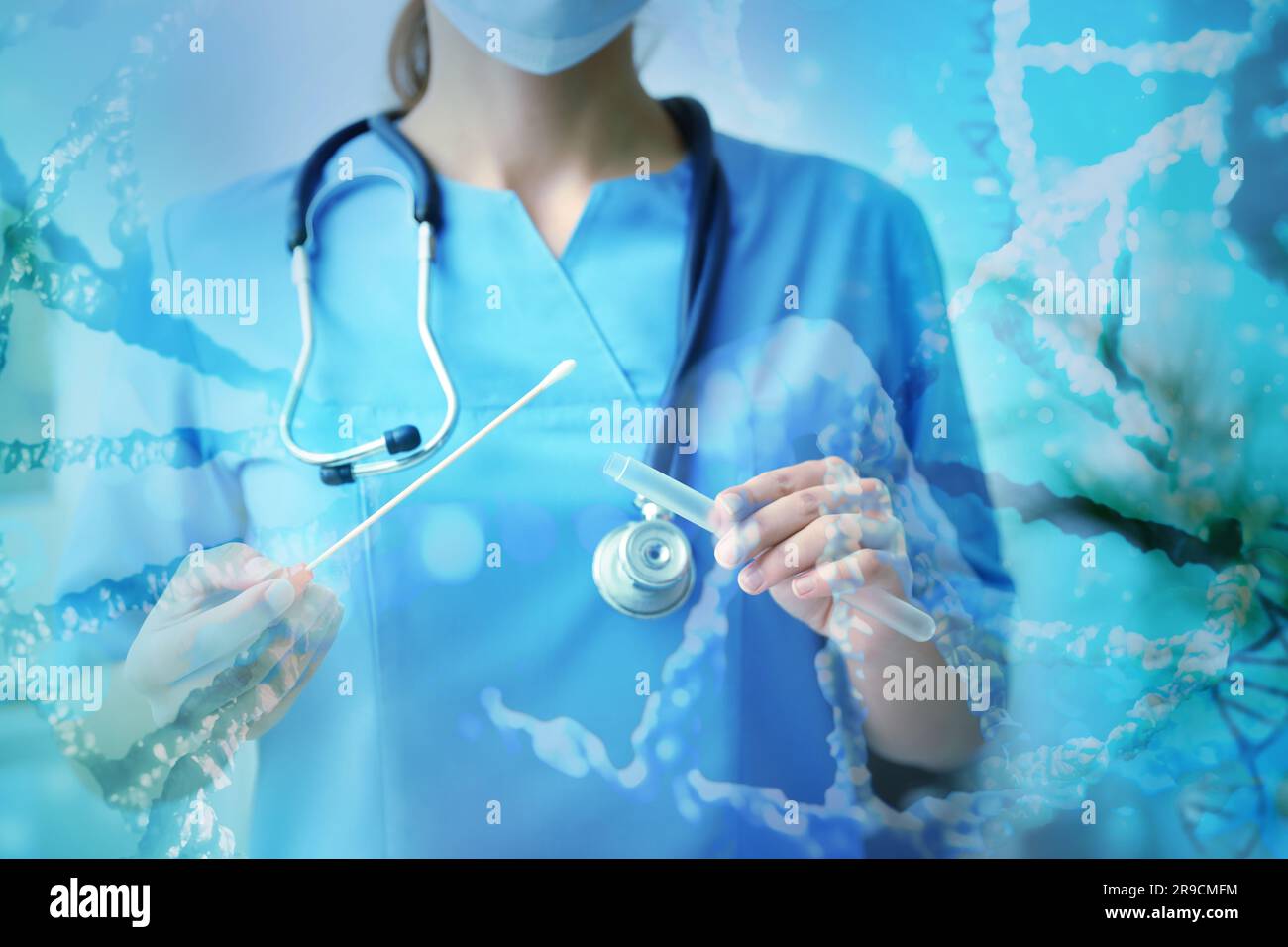 Doppelexposition von Laborarbeitern mit Wangenwattestäbchen und Röhrchen zur Gentests und Darstellung der DNA-Struktur Stockfoto