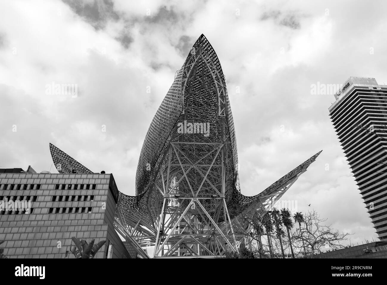 Barcelona, Spanien - 13. FEBRUAR 2022: Die riesige Goldfischskulptur El Peix von Frank Gehry befindet sich im Olypmic Port von Barcelona, Katalonien, Spanien. Stockfoto