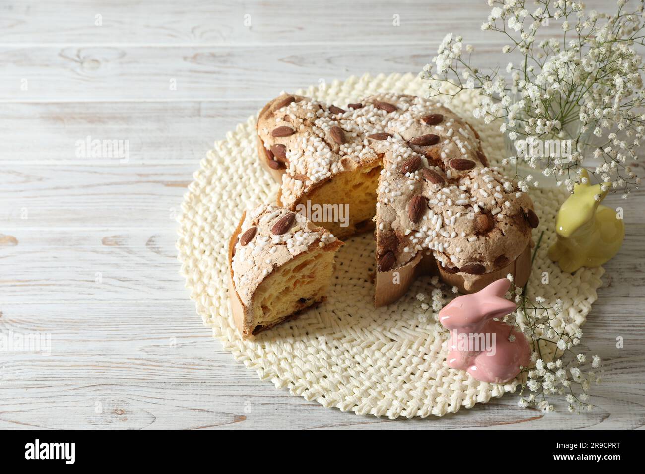 Köstlicher italienischer Ostertaubenkuchen (traditionell Colomba di Pasqua), Platz für Text Stockfoto