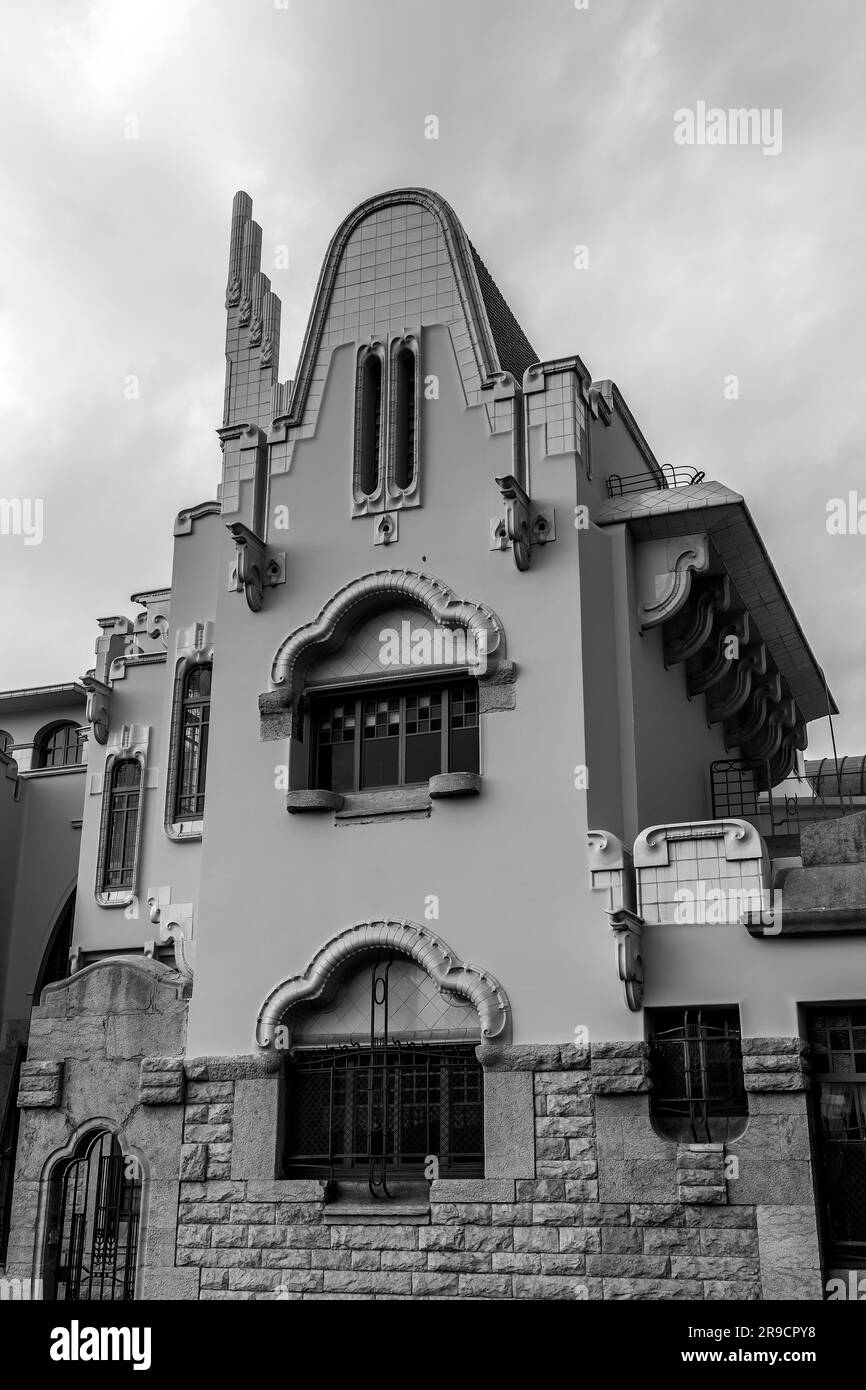 Girona, Katalonien, Spanien - 12. FEBRUAR 2022: Allgemeine Straßenansicht mit Jugendstilgebäude in der Stadt Giron im Süden Kataloniens, Spanien. Stockfoto