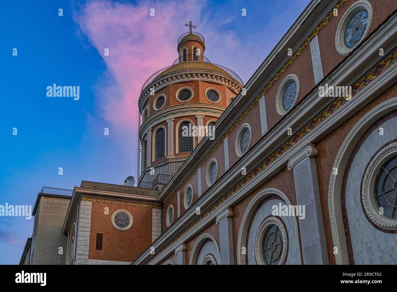 Die Kuppel der Basilika Santuario Maria SS. Del Tindari bei Sonnenuntergang, bekannt für die antike Statue der Schwarzen Madonna. Tindari, Patti, Sizilien Stockfoto