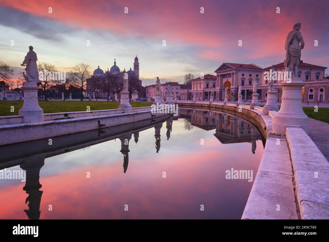 Padua, Italien. Stadtbild von Padua, Italien, mit Prato della Valle Platz bei Sonnenaufgang. Stockfoto