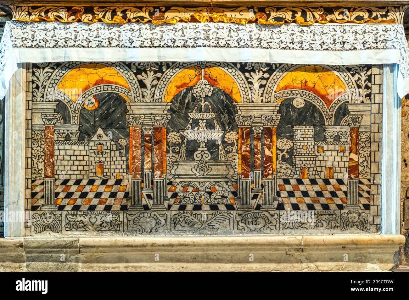 Detail des Altars mit Mosaik im antiken Heiligtum von Tindari. Tindari, Patti, Provinz Messina, Sizilien, Italien, Europa Stockfoto