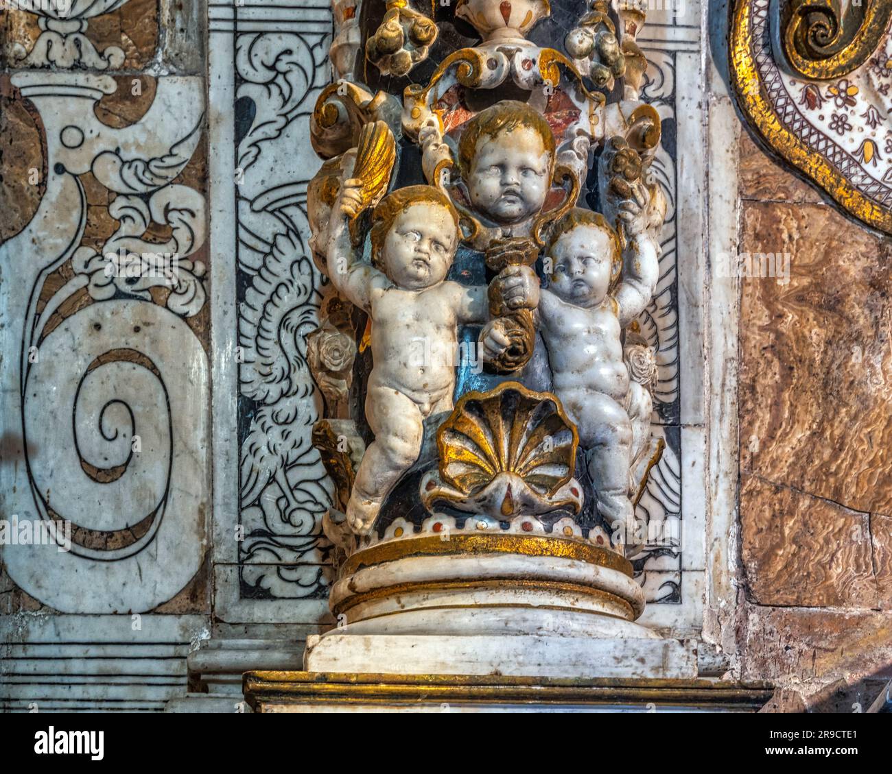 Detail des Altars mit kleinen Engeln im Bas-Relief im Alten Heiligtum von Tindari. Tindari, Patti, Provinz Messina, Sizilien, Italien, Europa Stockfoto