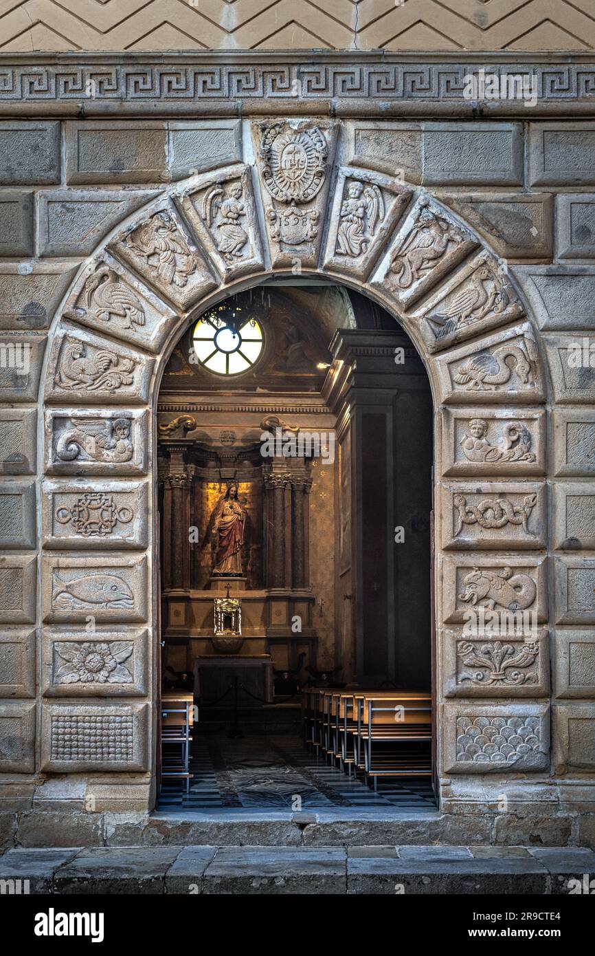 Der Eingang zum alten Heiligtum der Madonna di Tindari. Tindari, Patti, Provinz Messina, Sizilien, Italien, Europa Stockfoto