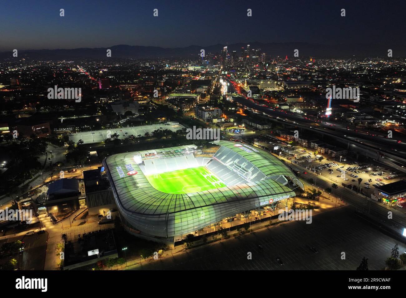 Ein allgemeiner Blick aus der Vogelperspektive auf das BMO Stadium und die Skyline der Innenstadt, Sonntag, 25. Juni 2023, in Los Angeles. Stockfoto