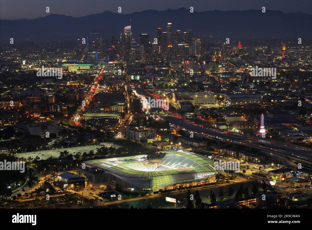 Ein allgemeiner Blick aus der Vogelperspektive auf das BMO Stadium und die Skyline der Innenstadt, Sonntag, 25. Juni 2023, in Los Angeles. Stockfoto