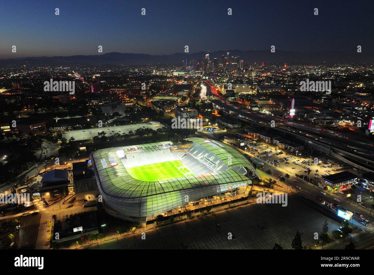 Ein allgemeiner Blick aus der Vogelperspektive auf das BMO Stadium und die Skyline der Innenstadt, Sonntag, 25. Juni 2023, in Los Angeles. Stockfoto