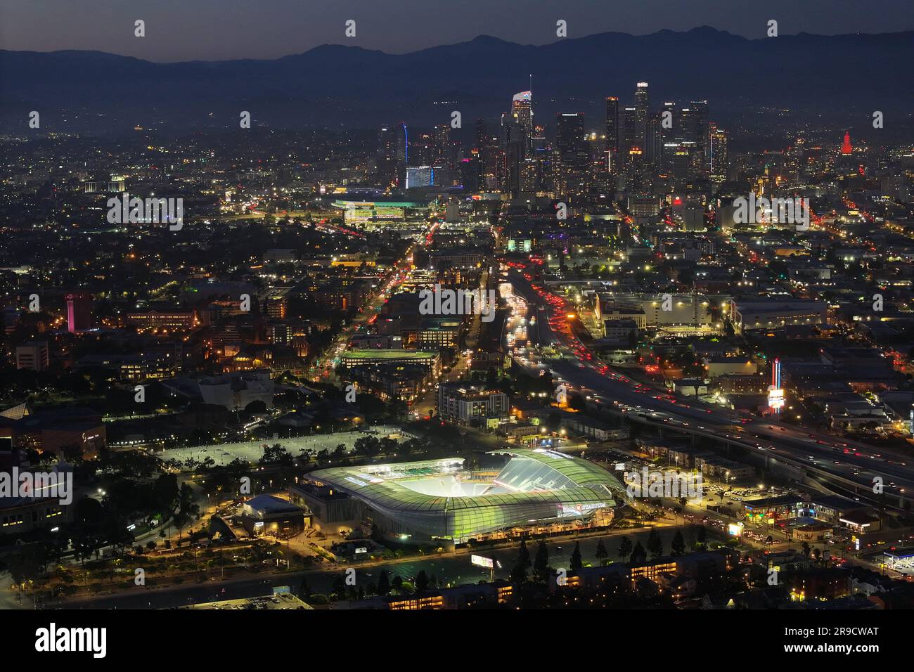 Ein allgemeiner Blick aus der Vogelperspektive auf das BMO Stadium und die Skyline der Innenstadt, Sonntag, 25. Juni 2023, in Los Angeles. Stockfoto