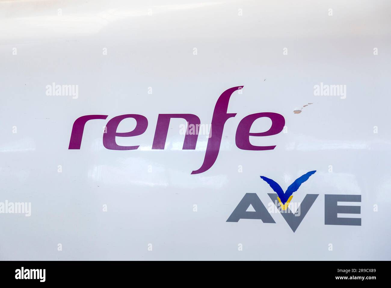 Zaragoza, Spanien - 14. FEBRUAR 2022: René-Logo auf einem Hochgeschwindigkeitszug. RENFE ist ein staatseigenes Unternehmen, das in Spai Güter- und Personenzüge betreibt Stockfoto