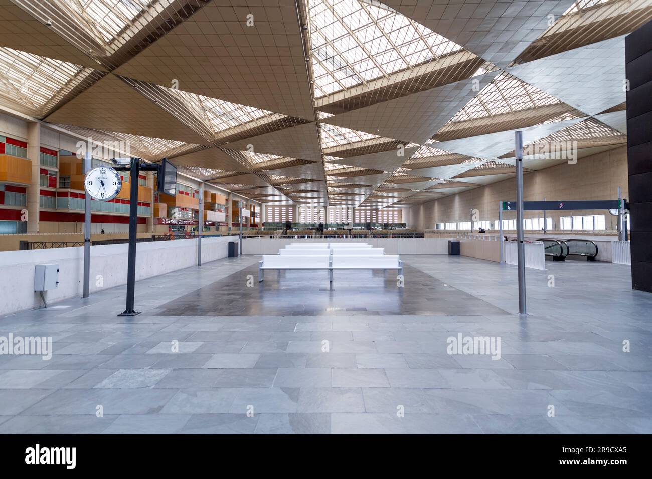 Zaragoza, Spanien - 14. FEBRUAR 2022: Innenseite des Bahnhofs Delicias, dem wichtigsten öffentlichen Verkehrsknotenpunkt der Stadt Saragoza, Aragon, Spanien. Stockfoto