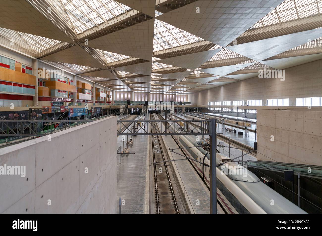 Zaragoza, Spanien - 14. FEBRUAR 2022: Innenseite des Bahnhofs Delicias, dem wichtigsten öffentlichen Verkehrsknotenpunkt der Stadt Saragoza, Aragon, Spanien. Stockfoto