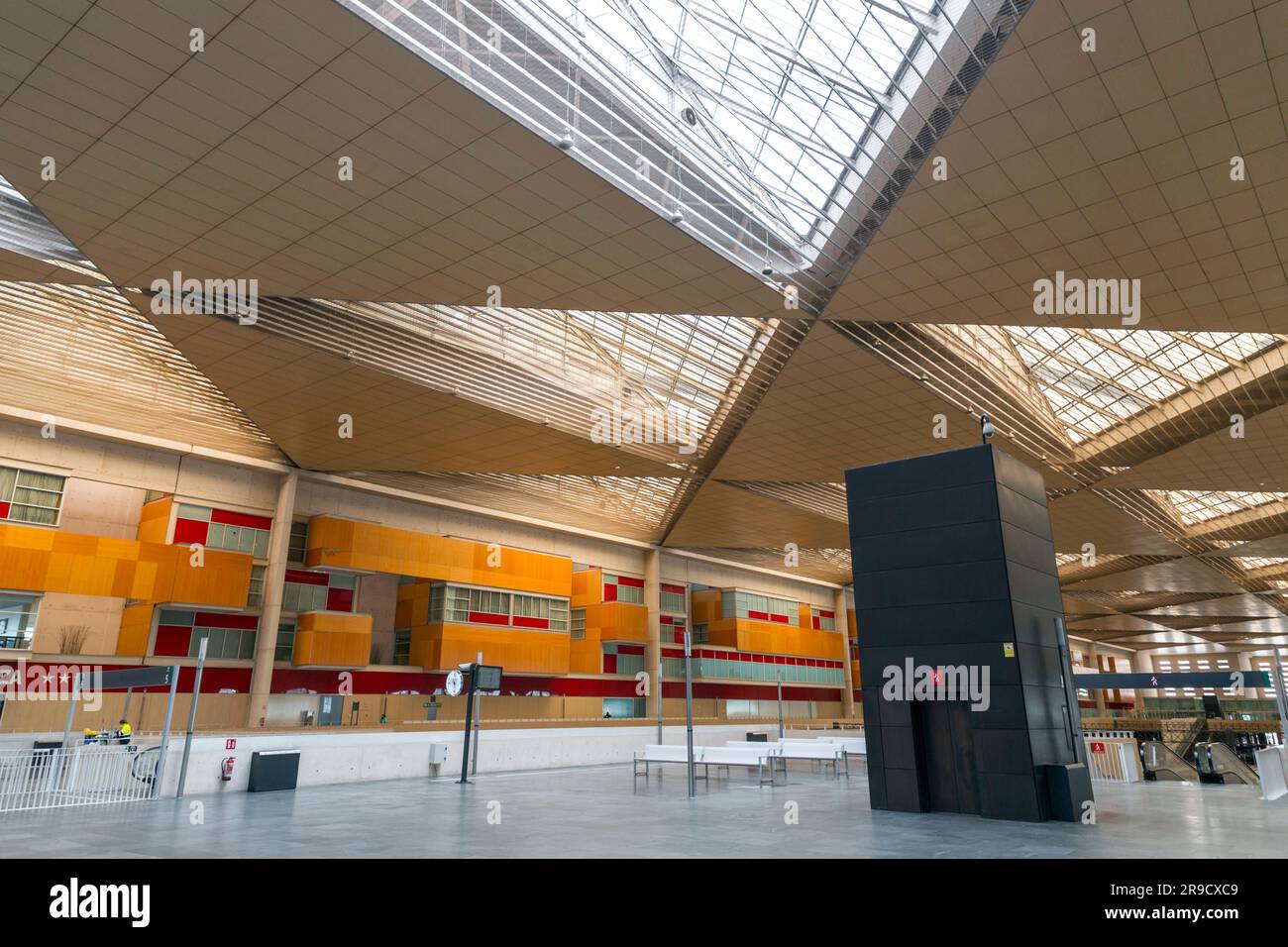 Zaragoza, Spanien - 14. FEBRUAR 2022: Innenseite des Bahnhofs Delicias, dem wichtigsten öffentlichen Verkehrsknotenpunkt der Stadt Saragoza, Aragon, Spanien. Stockfoto