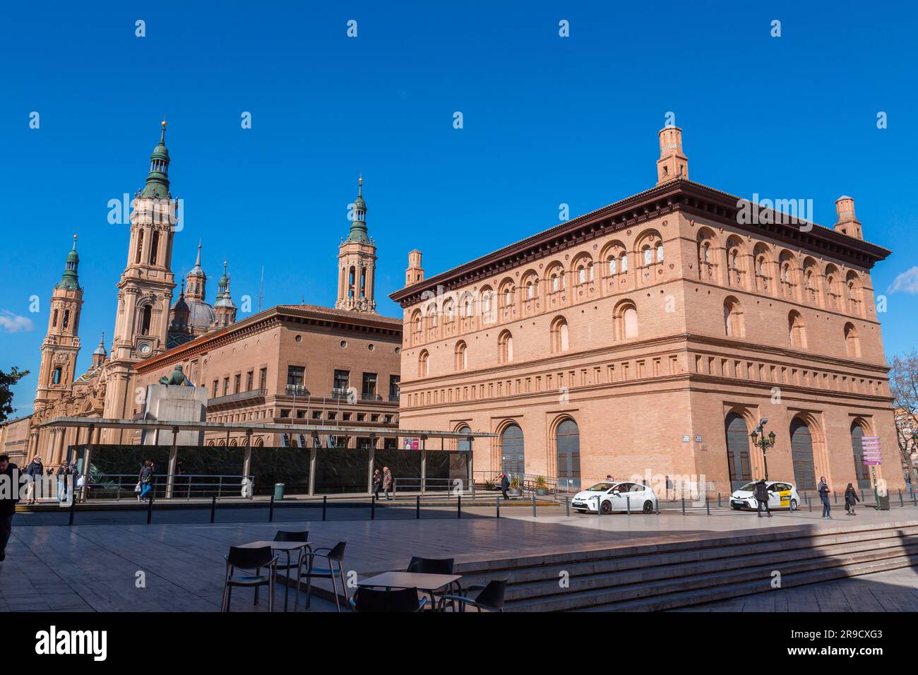 Zaragoza, Spanien - 14. FEBRUAR 2022: Lonja de Zaragoza ist ein Börsengebäude aus dem 16. Jahrhundert im Stil der Aragonesischen Renaissance. Heute als Ausstellung genutzt Stockfoto