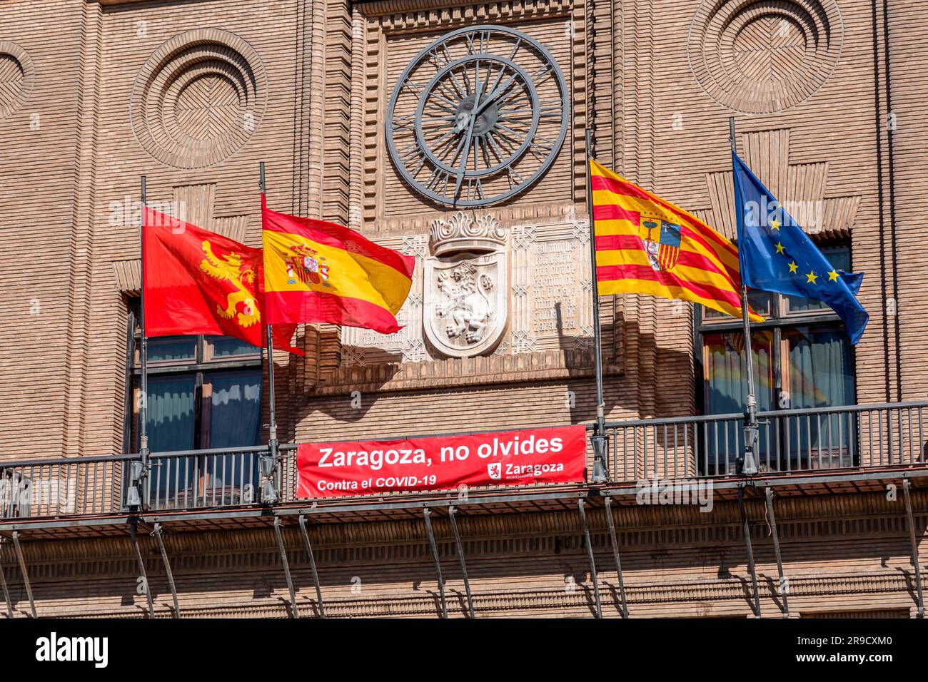 Zaragoza, Spanien - 14. FEBRUAR 2022: Das Rathaus von Zaragoza ist Sitz des stadtrats. Das Hotel befindet sich auf der Plaza of Our Lady of the Pillar und ist in der Mitte erbaut Stockfoto