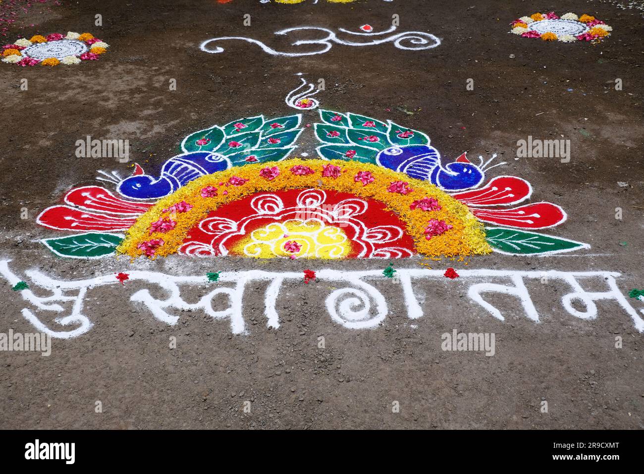 Farbenfrohes Rangoli Design ist eine Kunstform, die während der Diwali-, Onam-, Pongal- und Hindu-Festivals in Indien mit Pulverfarben hergestellt wurde. Stockfoto