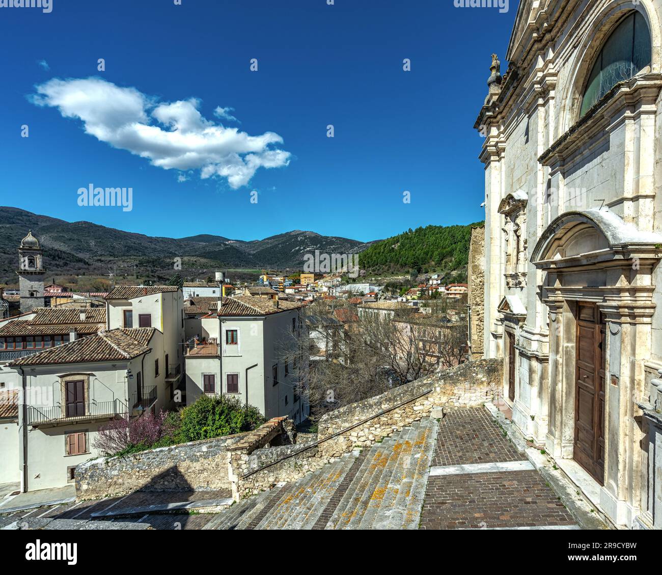 Werfen Sie einen Blick von oben auf das historische Zentrum der mittelalterlichen Stadt Popoli. Popoli, Provinz Pescara, Abruzzen, Italien, Europa Stockfoto
