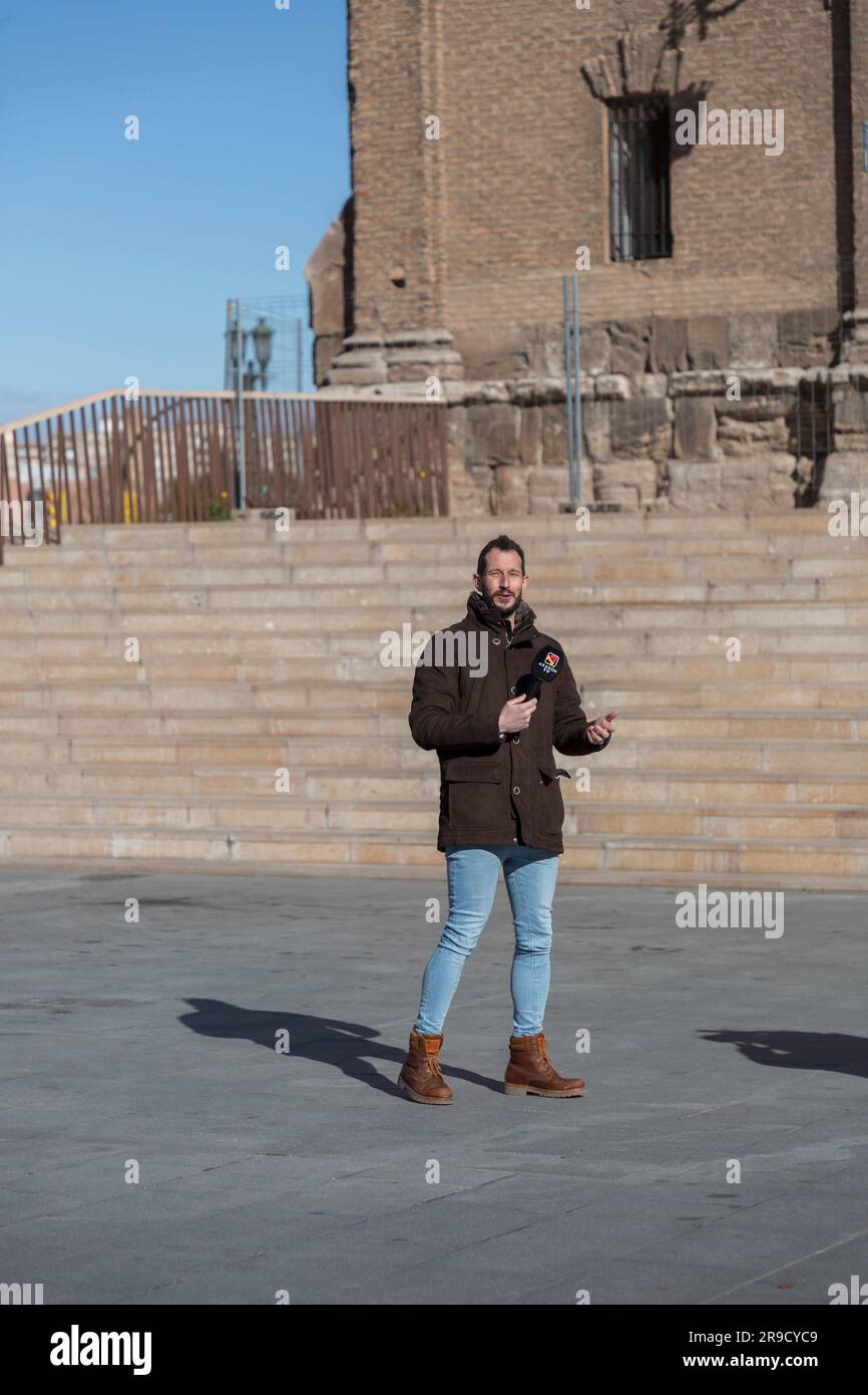 Zaragoza, Spanien - 14. Februar 2022: Nachrichtenreporter von Aragon TV, einem lokalen Fernsehsender in Aragon, Spanien, arbeiten am Cesar Augusto Square. Stockfoto