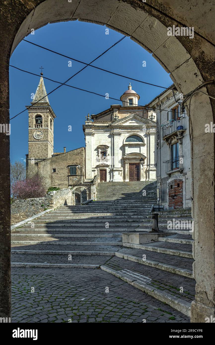 Werfen Sie einen Blick auf die Treppe, die zur Kirche der Heiligen Dreifaltigkeit und zur Kirche San Lorenzo in der mittelalterlichen Stadt Popoli führt. Abruzzen Stockfoto