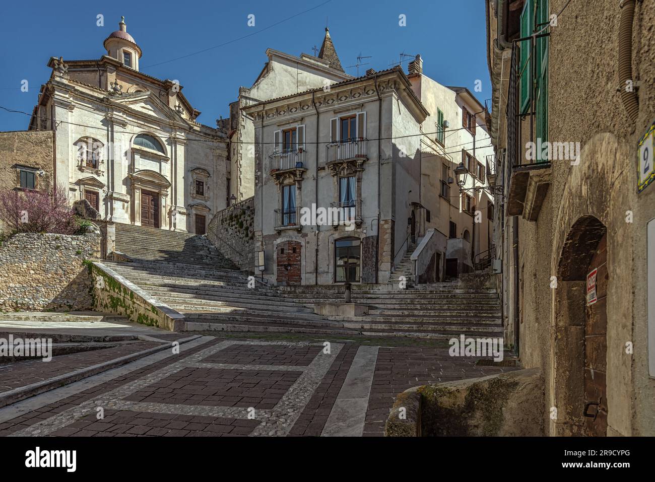 Werfen Sie einen Blick auf die Treppe, die zur Kirche der Heiligen Dreifaltigkeit und zur Kirche San Lorenzo in der mittelalterlichen Stadt Popoli führt. Abruzzen Stockfoto