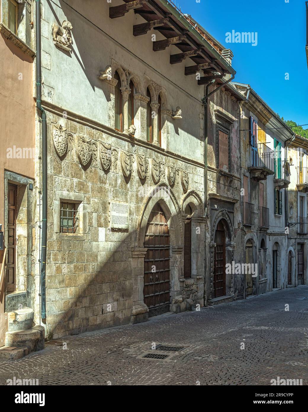 Die Fassade der Herzogskneipe von Popoli mit den heraldischen Wappen der Familien, die mit dem Cantelmo und D'Angiò verbunden sind. Popoli, Abruzzen Stockfoto