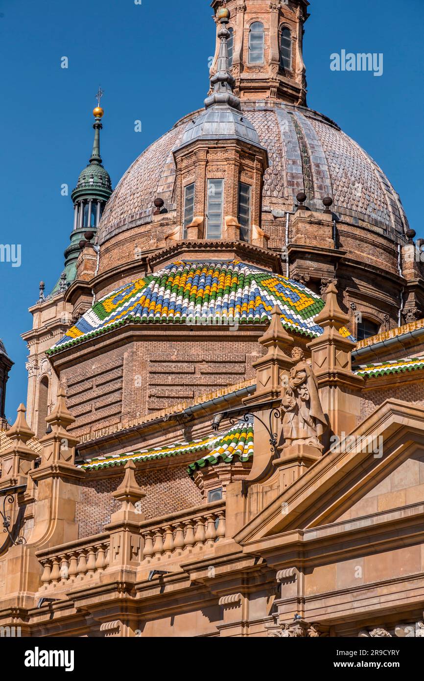 Die Kathedrale-Basilika der Muttergottes der Säule ist eine römisch-katholische Kirche am Fluss Ebro in Saragoza, Aragon, Spanien. Stockfoto