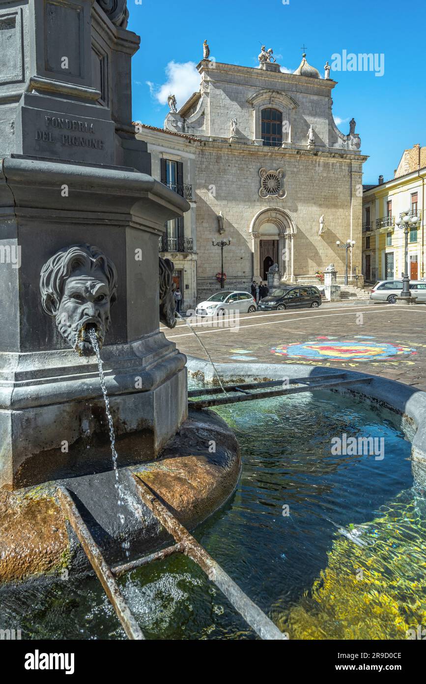 Der Bronzespringbrunnen und die Fassade der Kirche San Francesco auf der piazza della Libertà in Popoli. Popoli, Provinz Pescara, Abruzzen, Italien, Europa Stockfoto