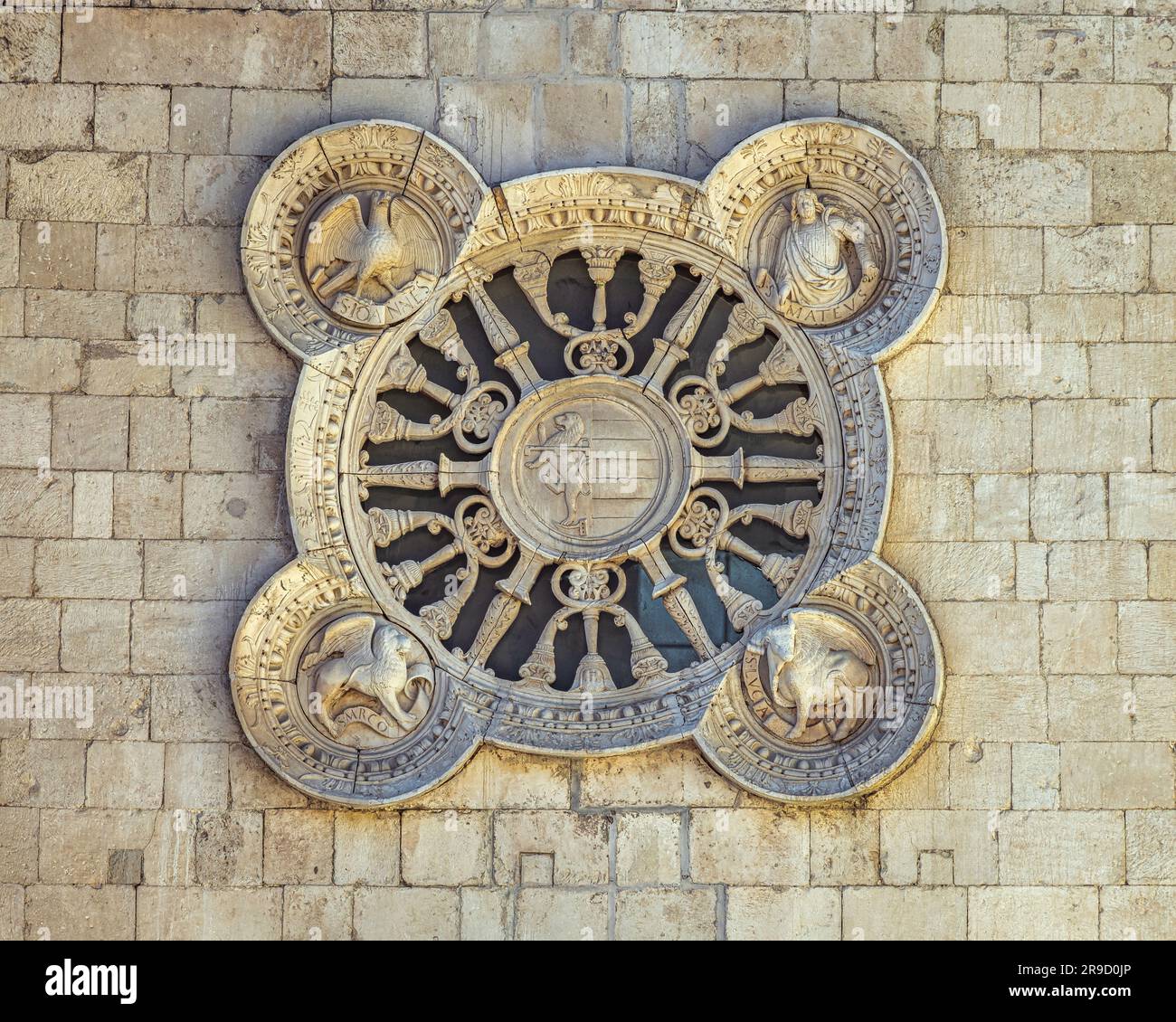 Das Rosenfenster von besonderem Wert mit dem Cantelmo Wappen in der Mitte und an den Seiten die vier Anhänger der Kirche San Francesco. Stockfoto