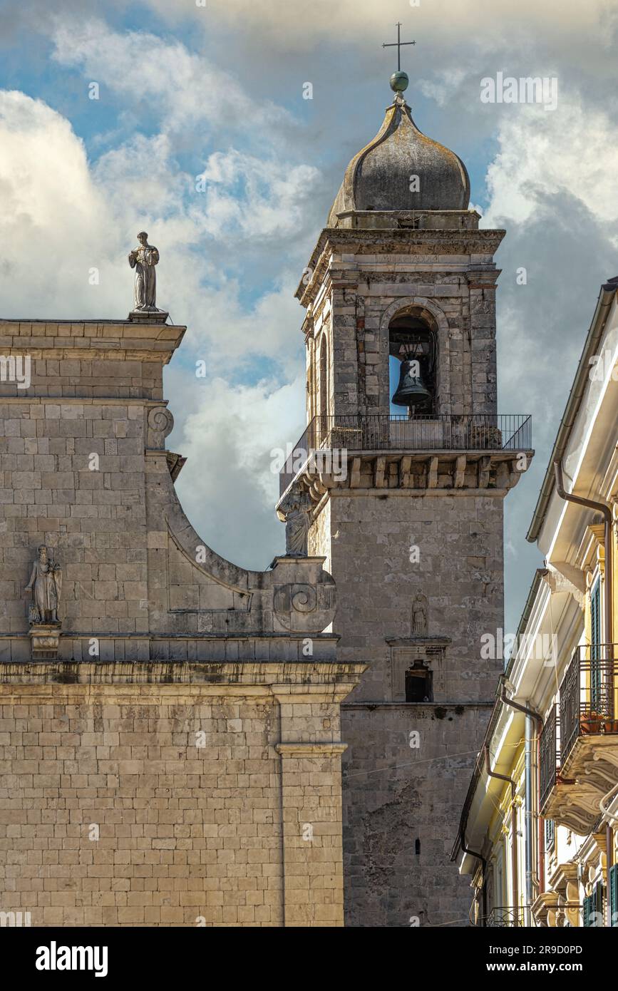 Der Glockenturm aus Sonnenblumenstein und der Zwiebelturm im neapolitanischen Stil der Kirche San Francesco a Popoli. Popoli, Provinz Pescara, Abruzzen, Italien Stockfoto