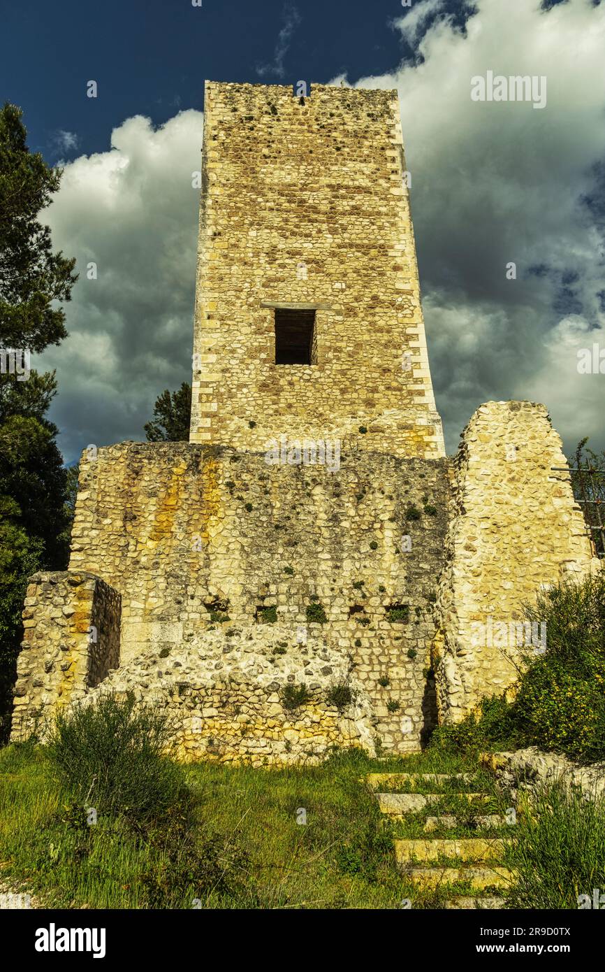 Die Ruinen der Burg Cantelmo, umgeben von einem Pinienwald an den Hängen von Monte Morrone, überblicken das historische Zentrum von Popoli. Abruzzen Stockfoto