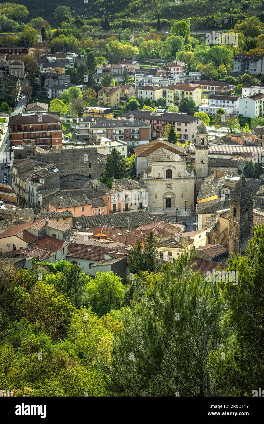 Blick von oben auf die Kirche San Francesco und den Hauptplatz der Stadt Popoli. Popoli, Provinz Pescara, Abruzzen, Italien, Europa Stockfoto