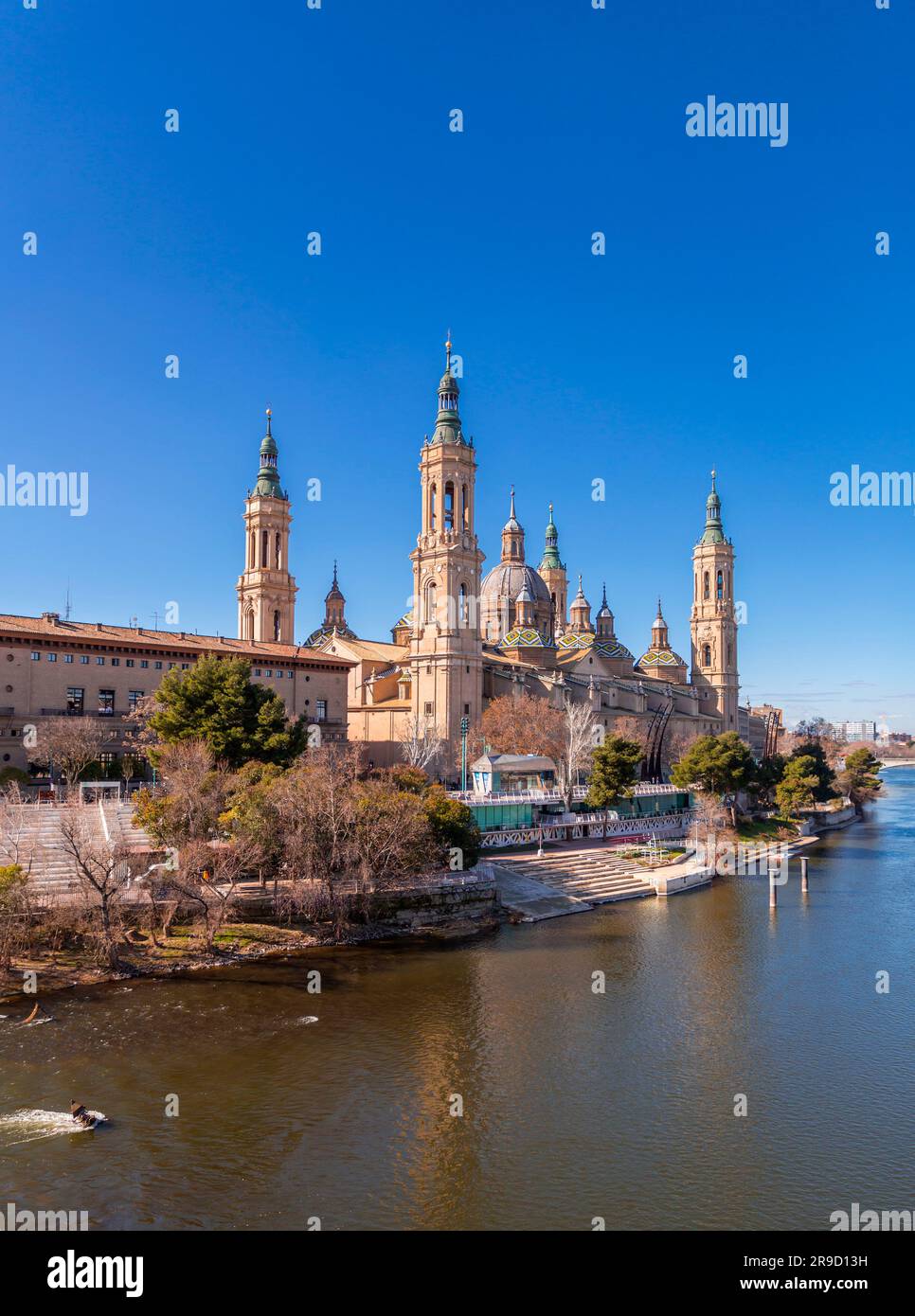 Saragossa, Spanien - 14. Februar 2022: Die Kathedrale-Basilika der Muttergottes der Säule ist eine römisch-katholische Kirche am Fluss Ebro in Saragossa, Aragon Stockfoto
