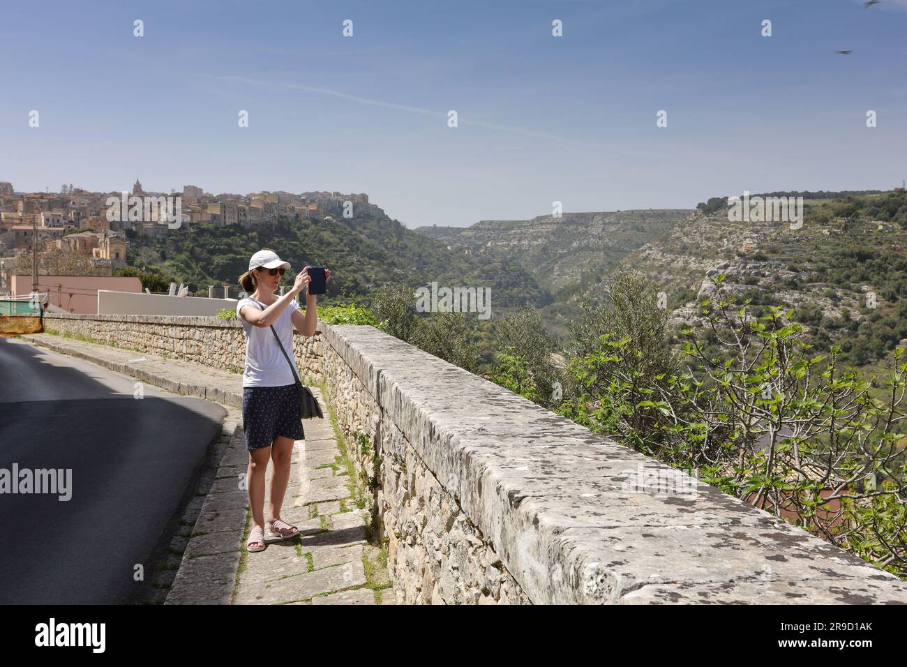 Frau, Die View, Ragusa, Sizilien Fotografiert Stockfoto