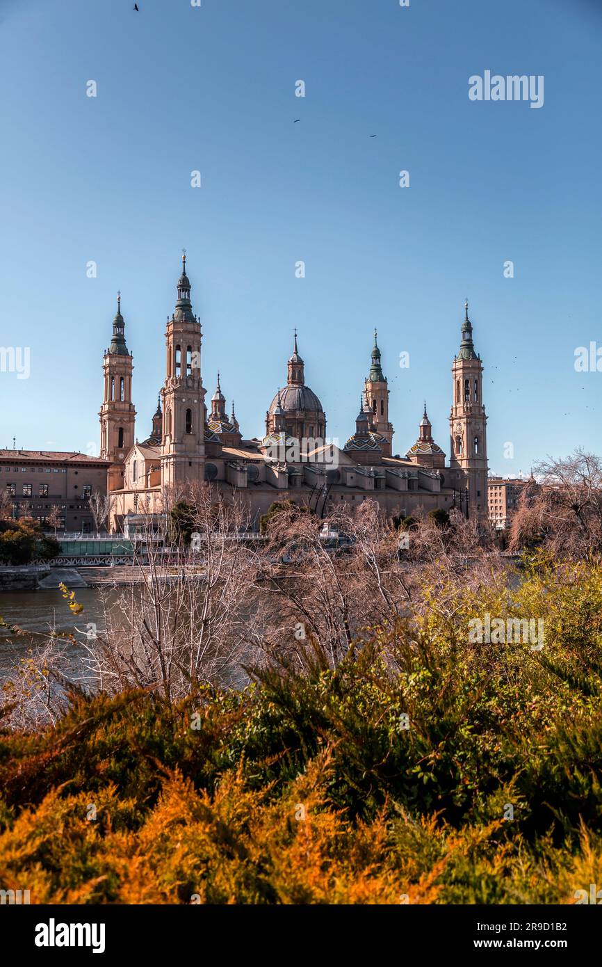 Saragossa, Spanien - 14. Februar 2022: Die Kathedrale-Basilika der Muttergottes der Säule ist eine römisch-katholische Kirche am Fluss Ebro in Saragossa, Aragon Stockfoto