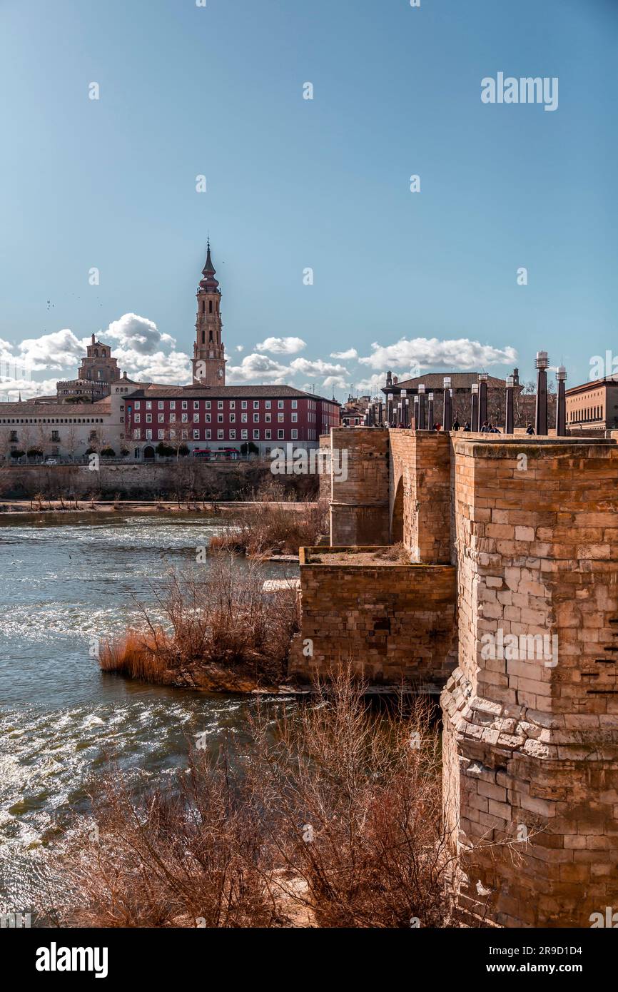 Saragossa, Spanien - 14. Februar 2022: Die Steinbrücke, Puente de Piedra auf Spanisch, über den Fluss Ebro in Saragossa, Aragon, Spanien. Stockfoto