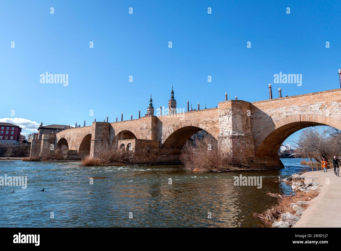 Saragossa, Spanien - 14. Februar 2022: Die Steinbrücke, Puente de Piedra auf Spanisch, über den Fluss Ebro in Saragossa, Aragon, Spanien. Stockfoto