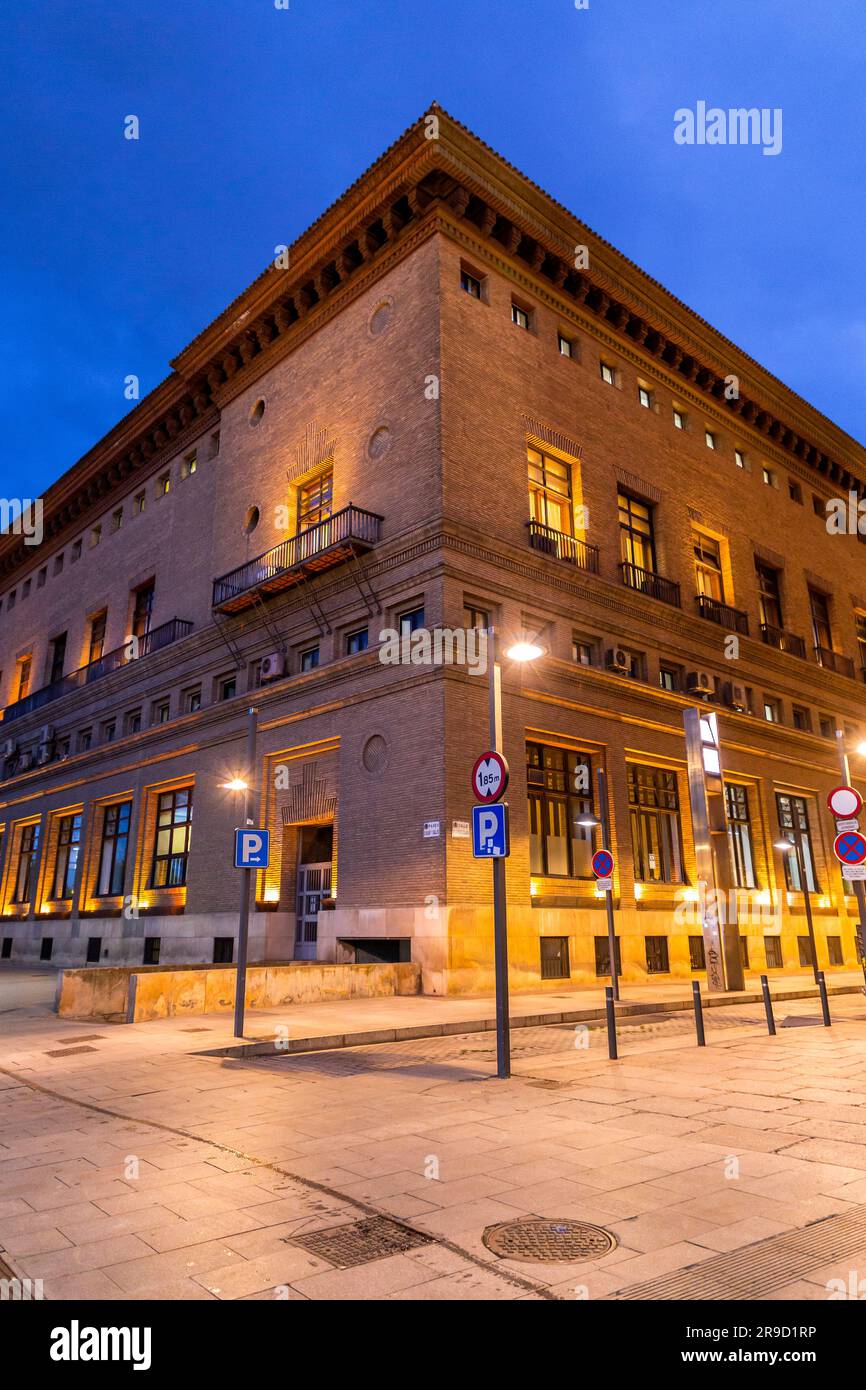 Zaragoza, Spanien - 14. FEBRUAR 2022: Das Rathaus von Zaragoza ist Sitz des stadtrats. Das Hotel befindet sich auf der Plaza of Our Lady of the Pillar und ist in der Mitte erbaut Stockfoto
