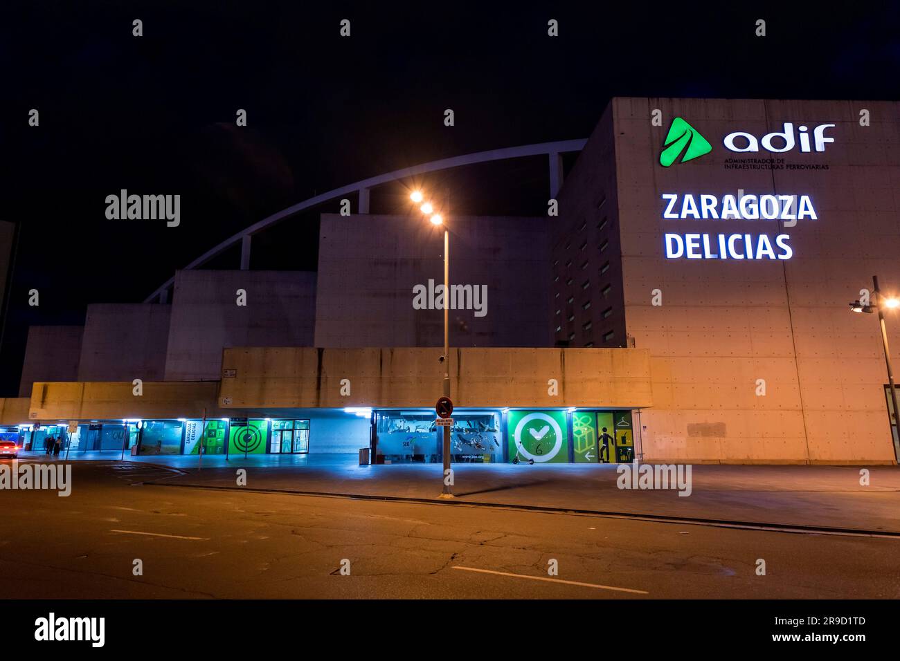 Zaragoza, Spanien - 14. FEBRUAR 2022: Außenansicht des Bahnhofs Delicias, dem wichtigsten öffentlichen Verkehrsknotenpunkt der Stadt Saragoza, Aragon, Spanien. Stockfoto