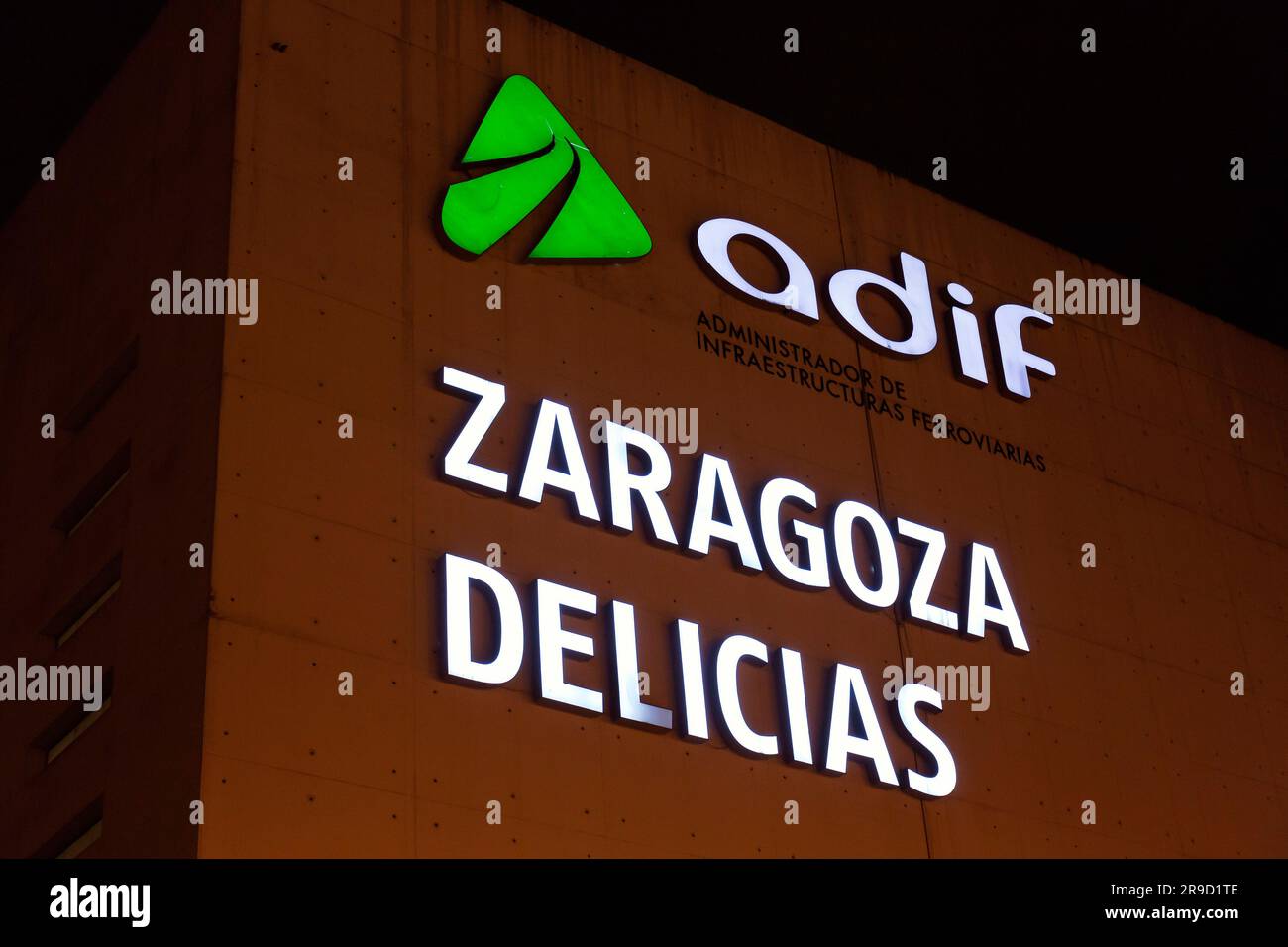 Zaragoza, Spanien - 14. FEBRUAR 2022: Außenansicht des Bahnhofs Delicias, dem wichtigsten öffentlichen Verkehrsknotenpunkt der Stadt Saragoza, Aragon, Spanien. Stockfoto