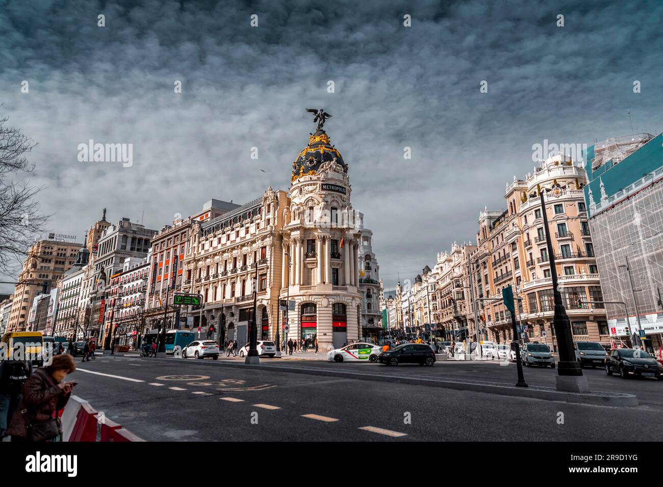 Madrid, Spanien - 17. FEBRUAR 2022: Das Metropolis-Gebäude ist ein Bürogebäude in Madrid, an der Ecke Calle de Alcala und Gran Via. 19 eröffnet Stockfoto