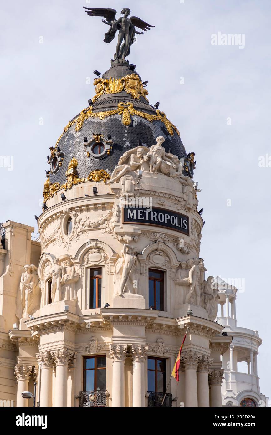 Madrid, Spanien - 17. FEBRUAR 2022: Das Metropolis-Gebäude ist ein Bürogebäude in Madrid, an der Ecke Calle de Alcala und Gran Via. 19 eröffnet Stockfoto