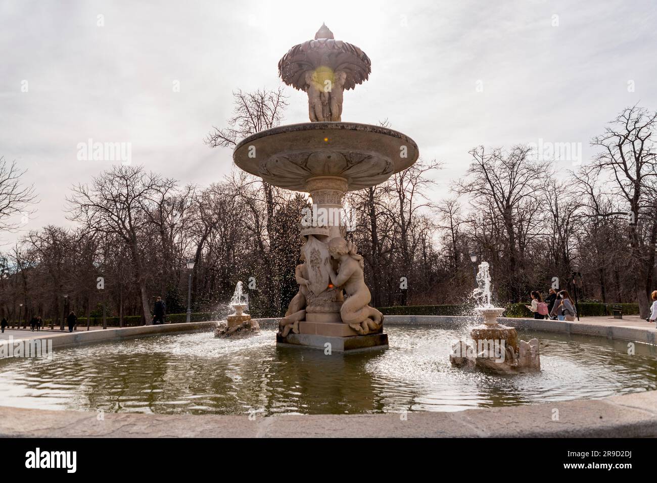 Madrid, Spanien - 16. FEBRUAR 2022: Brunnen mit Steinskulpturen im Retiro Park, einem großen städtischen Park in Madrid, Spanien. Stockfoto